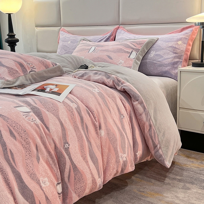 91家纺网 家纺一手货源 找家纺 花香四季家纺 2025新款全消光工艺320克牛奶绒四件套 迷失幻境-粉