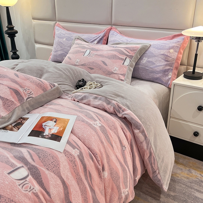 91家纺网 家纺一手货源 找家纺 花香四季家纺 2025新款全消光工艺320克牛奶绒四件套 迷失幻境-粉