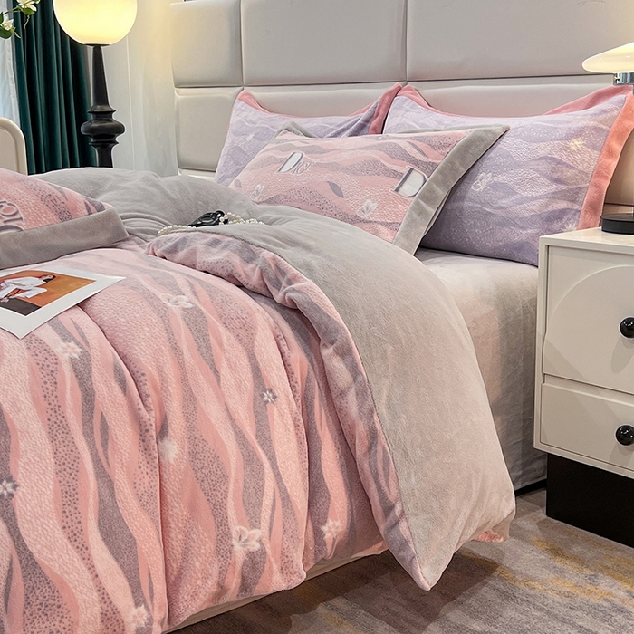 91家纺网 家纺一手货源 找家纺 花香四季家纺 2025新款全消光工艺320克牛奶绒四件套 迷失幻境-粉