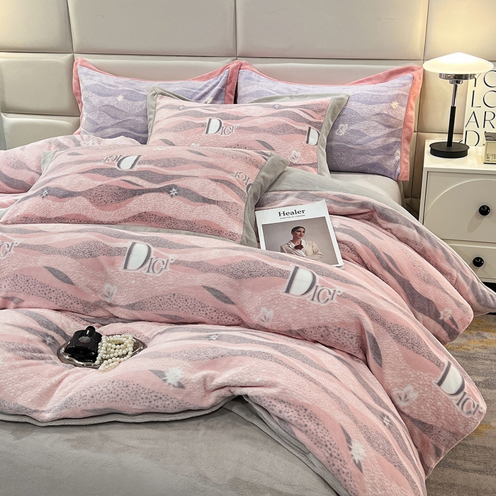 91家纺网 家纺一手货源 找家纺 花香四季家纺 2025新款全消光工艺320克牛奶绒四件套 迷失幻境-粉