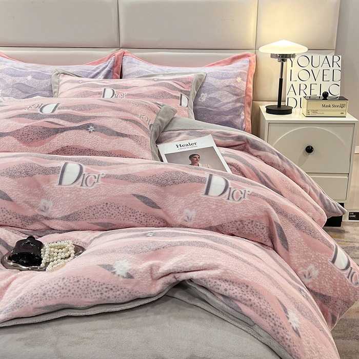 91家纺网 家纺一手货源 找家纺 花香四季家纺 2025新款全消光工艺320克牛奶绒四件套 迷失幻境-粉