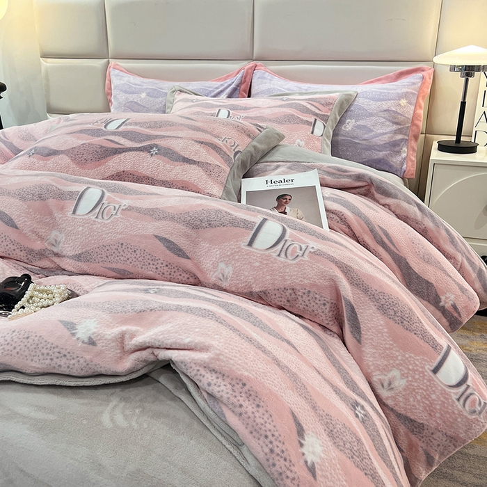 91家纺网 家纺一手货源 找家纺 花香四季家纺 2025新款全消光工艺320克牛奶绒四件套 迷失幻境-粉