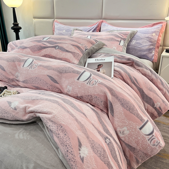 91家纺网 家纺一手货源 找家纺 花香四季家纺 2025新款全消光工艺320克牛奶绒四件套 迷失幻境-粉