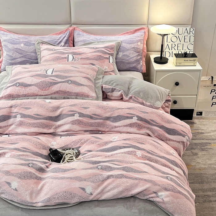 91家纺网 家纺一手货源 找家纺 花香四季家纺 2025新款全消光工艺320克牛奶绒四件套 迷失幻境-粉