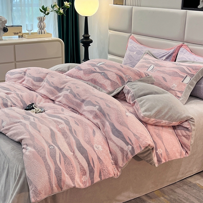 91家纺网 家纺一手货源 找家纺 花香四季家纺 2025新款全消光工艺320克牛奶绒四件套 迷失幻境-粉