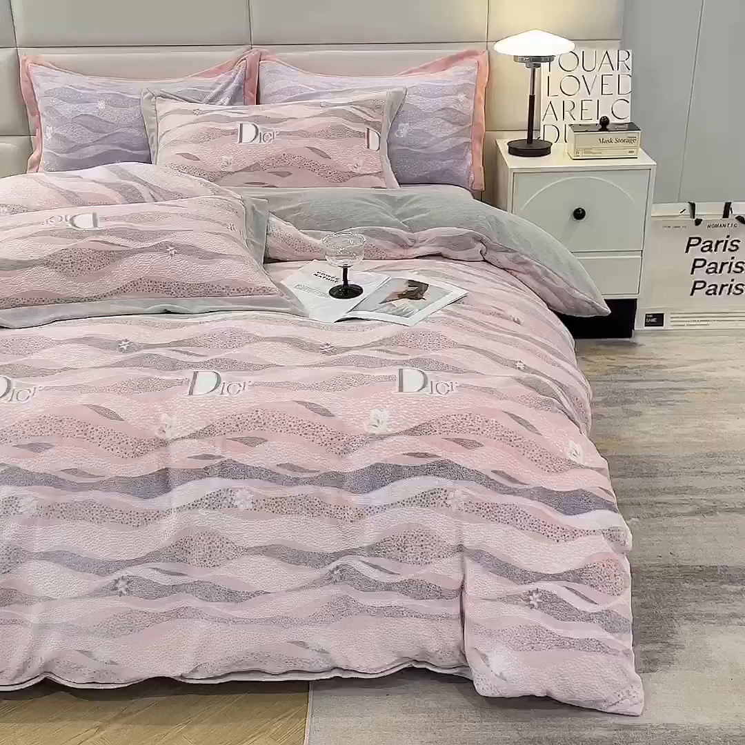 91家纺网 家纺一手货源 找家纺 花香四季家纺 2025新款全消光工艺320克牛奶绒四件套 迷失幻境-粉