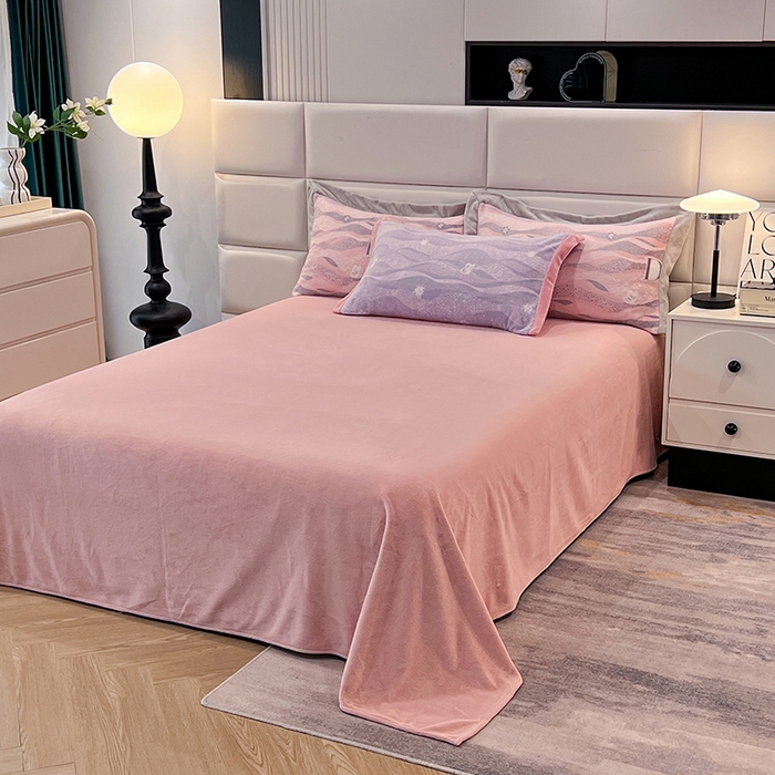 91家纺网 家纺一手货源 找家纺 花香四季家纺 2025新款全消光工艺320克牛奶绒四件套 迷失幻境-紫