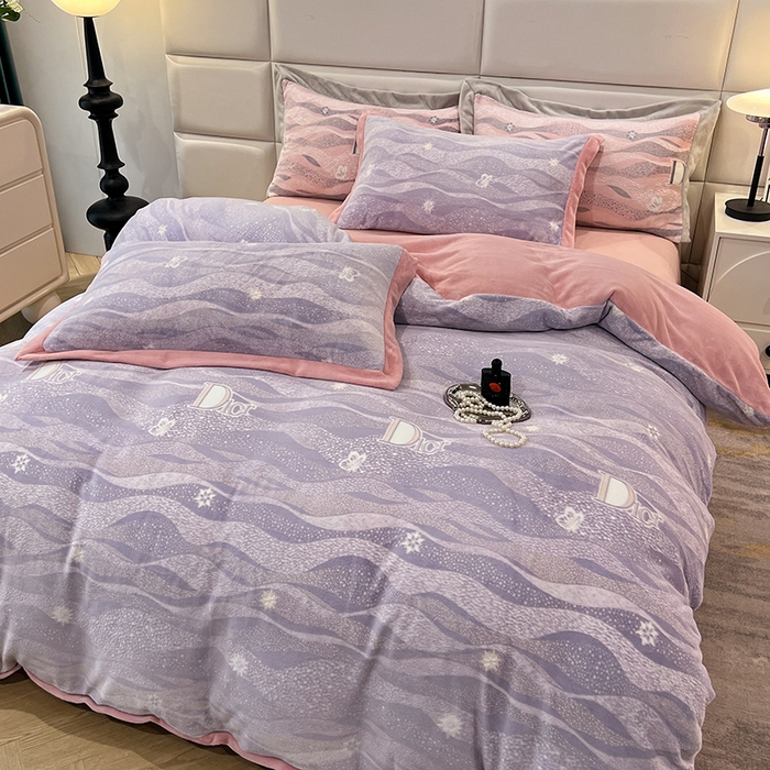 91家纺网 家纺一手货源 找家纺 花香四季家纺 2025新款全消光工艺320克牛奶绒四件套 迷失幻境-紫