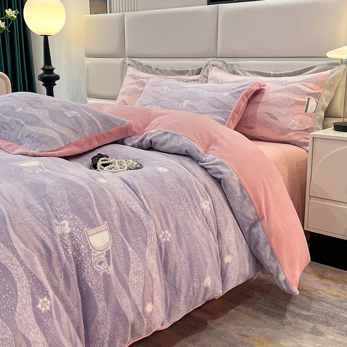 91家纺网 家纺一手货源 找家纺 花香四季家纺 2025新款全消光工艺320克牛奶绒四件套 迷失幻境-紫