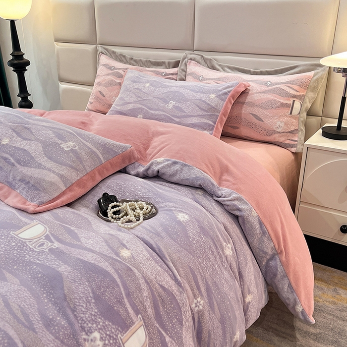 91家纺网 家纺一手货源 找家纺 花香四季家纺 2025新款全消光工艺320克牛奶绒四件套 迷失幻境-紫