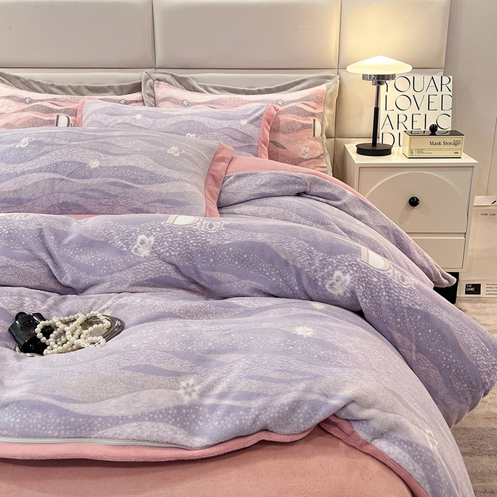 91家纺网 家纺一手货源 找家纺 花香四季家纺 2025新款全消光工艺320克牛奶绒四件套 迷失幻境-紫