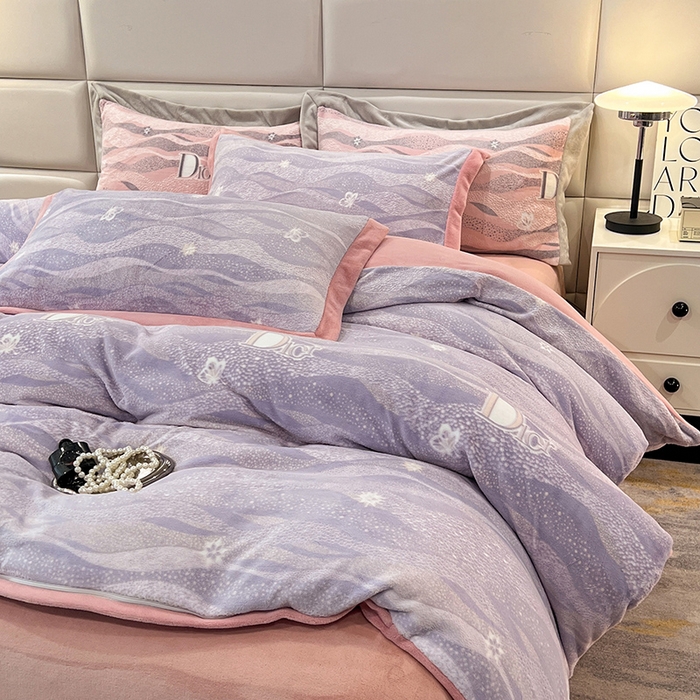 91家纺网 家纺一手货源 找家纺 花香四季家纺 2025新款全消光工艺320克牛奶绒四件套 迷失幻境-紫