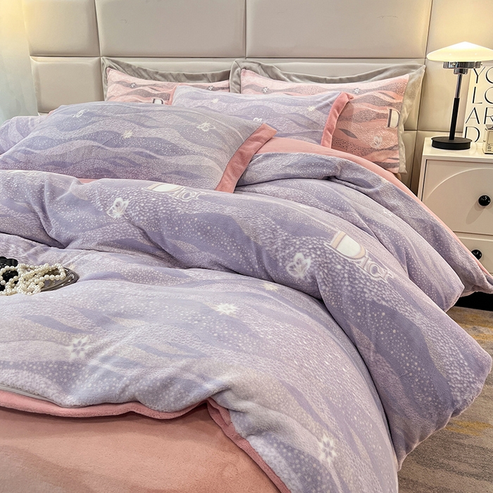 91家纺网 家纺一手货源 找家纺 花香四季家纺 2025新款全消光工艺320克牛奶绒四件套 迷失幻境-紫