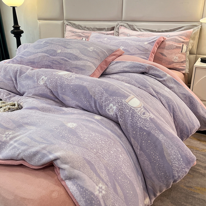 91家纺网 家纺一手货源 找家纺 花香四季家纺 2025新款全消光工艺320克牛奶绒四件套 迷失幻境-紫