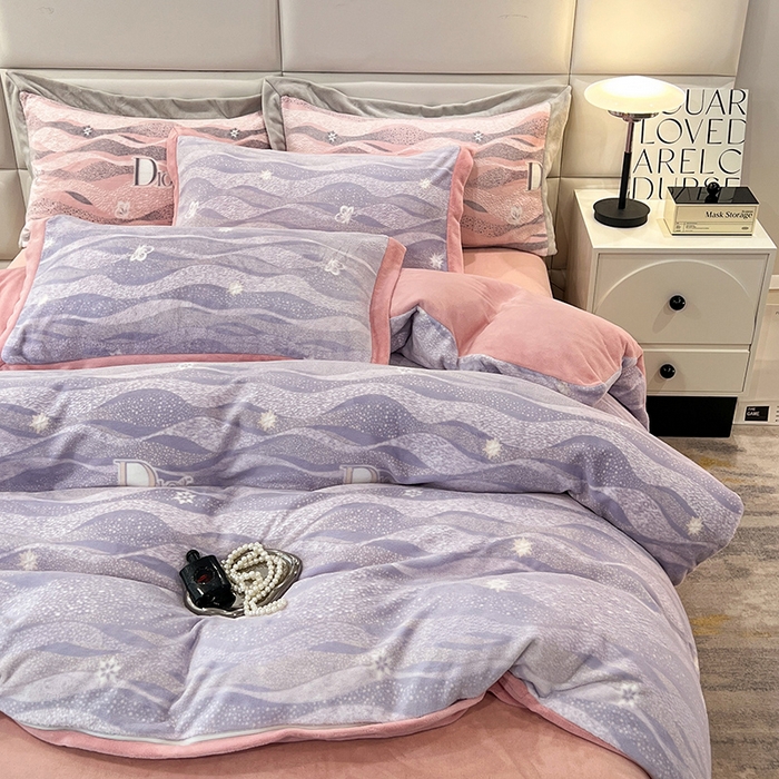 91家纺网 家纺一手货源 找家纺 花香四季家纺 2025新款全消光工艺320克牛奶绒四件套 迷失幻境-紫