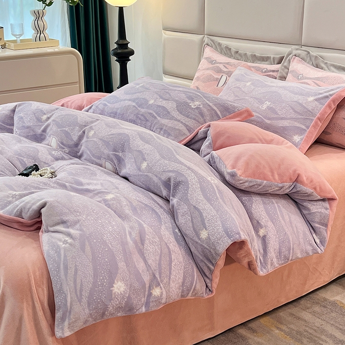 91家纺网 家纺一手货源 找家纺 花香四季家纺 2025新款全消光工艺320克牛奶绒四件套 迷失幻境-紫