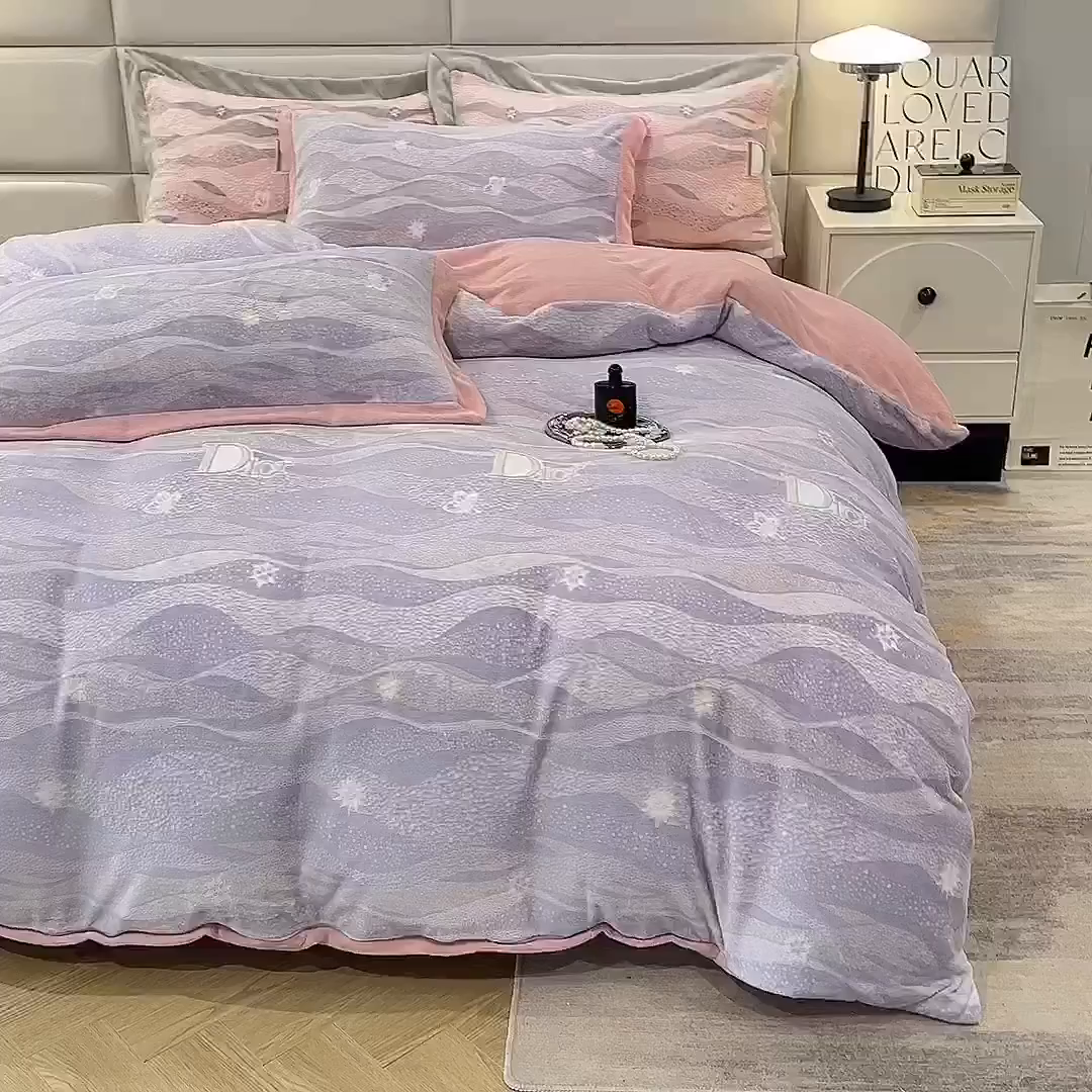 91家纺网 家纺一手货源 找家纺 花香四季家纺 2025新款全消光工艺320克牛奶绒四件套 迷失幻境-紫