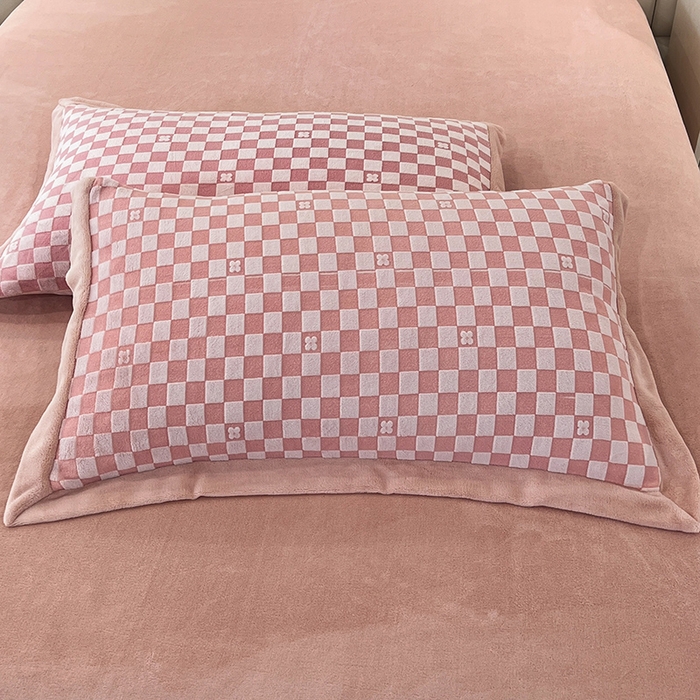 91家纺网 家纺一手货源 找家纺 花香四季家纺 2025新款全消光工艺320克牛奶绒四件套 棋盘格-粉