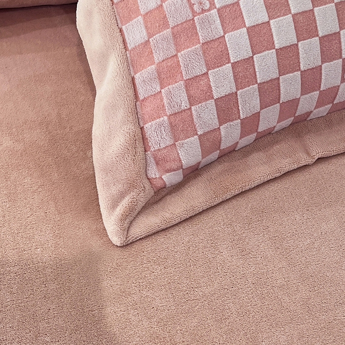 91家纺网 家纺一手货源 找家纺 花香四季家纺 2025新款全消光工艺320克牛奶绒四件套 棋盘格-粉