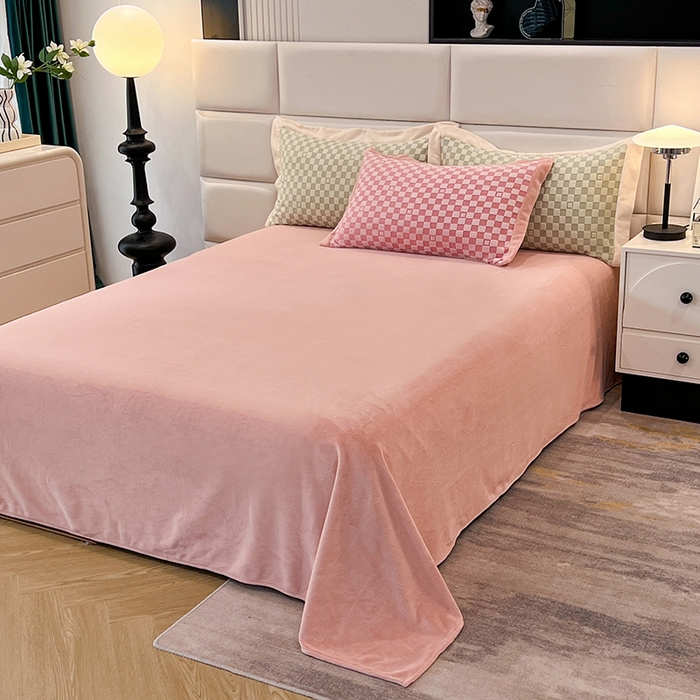 91家纺网 家纺一手货源 找家纺 花香四季家纺 2025新款全消光工艺320克牛奶绒四件套 棋盘格-粉