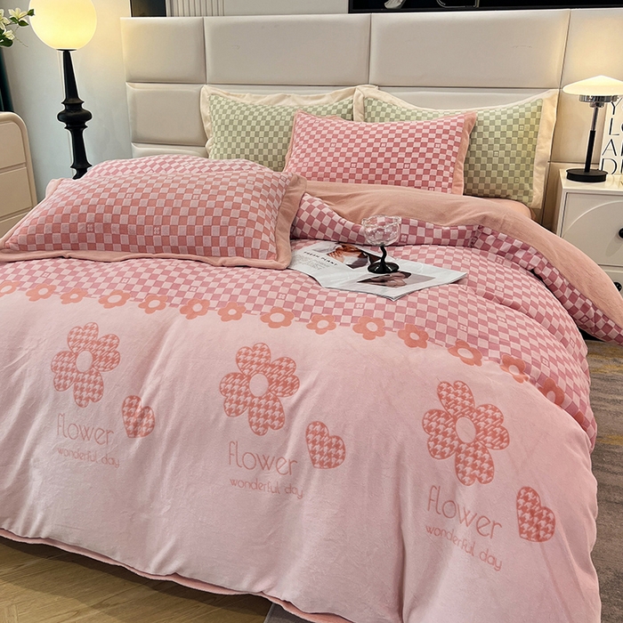 91家纺网 家纺一手货源 找家纺 花香四季家纺 2025新款全消光工艺320克牛奶绒四件套 棋盘格-粉