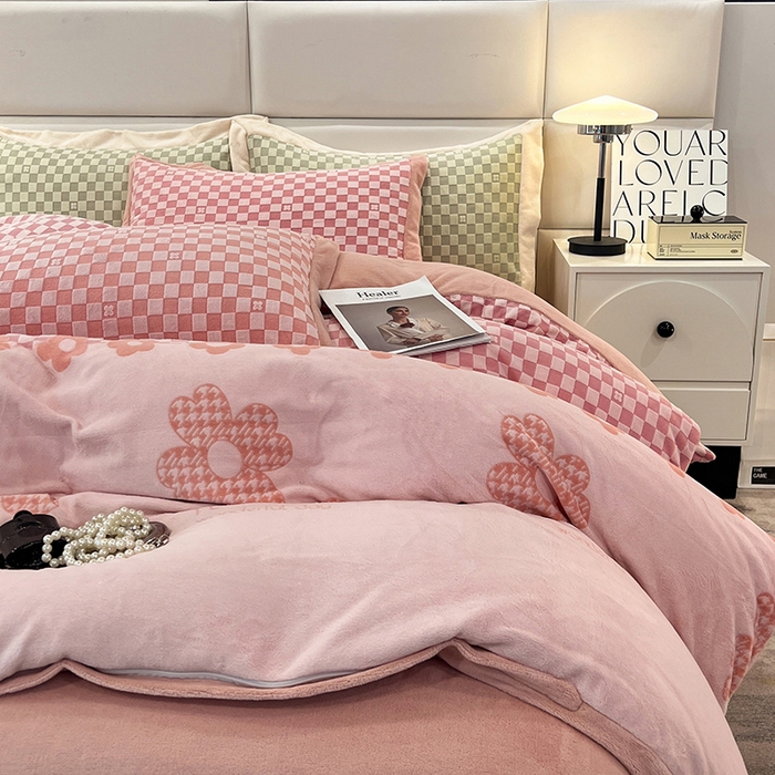 91家纺网 家纺一手货源 找家纺 花香四季家纺 2025新款全消光工艺320克牛奶绒四件套 棋盘格-粉