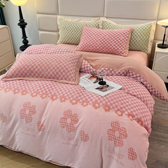 91家纺网 家纺一手货源 找家纺 花香四季家纺 2025新款全消光工艺320克牛奶绒四件套 棋盘格-粉