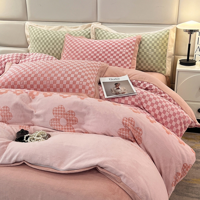 91家纺网 家纺一手货源 找家纺 花香四季家纺 2025新款全消光工艺320克牛奶绒四件套 棋盘格-粉