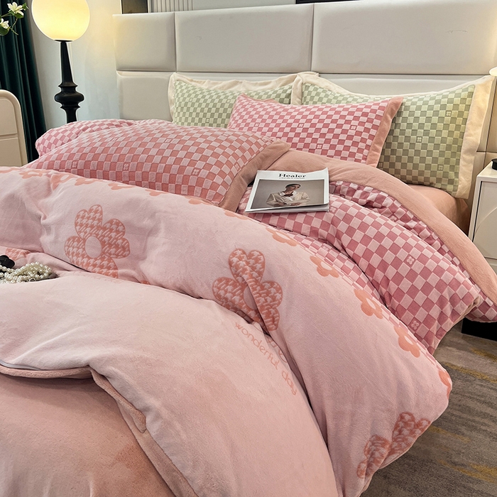 91家纺网 家纺一手货源 找家纺 花香四季家纺 2025新款全消光工艺320克牛奶绒四件套 棋盘格-粉