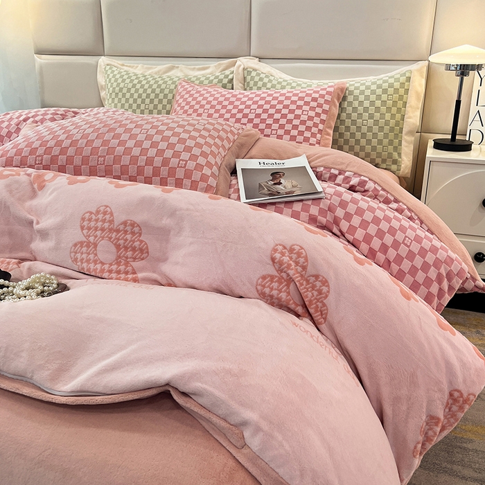 91家纺网 家纺一手货源 找家纺 花香四季家纺 2025新款全消光工艺320克牛奶绒四件套 棋盘格-粉