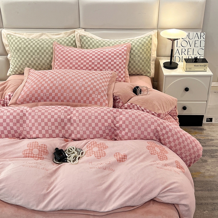 91家纺网 家纺一手货源 找家纺 花香四季家纺 2025新款全消光工艺320克牛奶绒四件套 棋盘格-粉