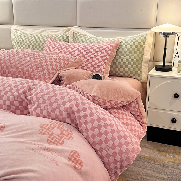 91家纺网 家纺一手货源 找家纺 花香四季家纺 2025新款全消光工艺320克牛奶绒四件套 棋盘格-粉