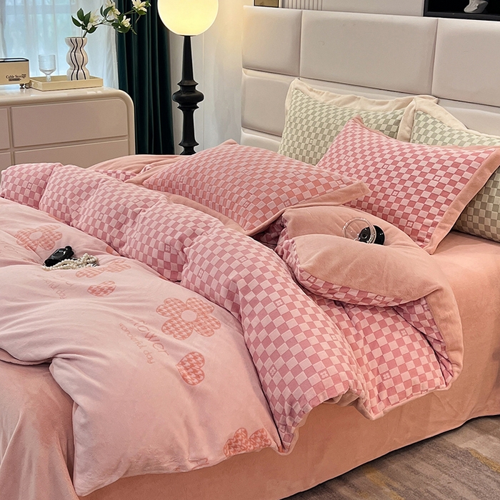 91家纺网 家纺一手货源 找家纺 花香四季家纺 2025新款全消光工艺320克牛奶绒四件套 棋盘格-粉