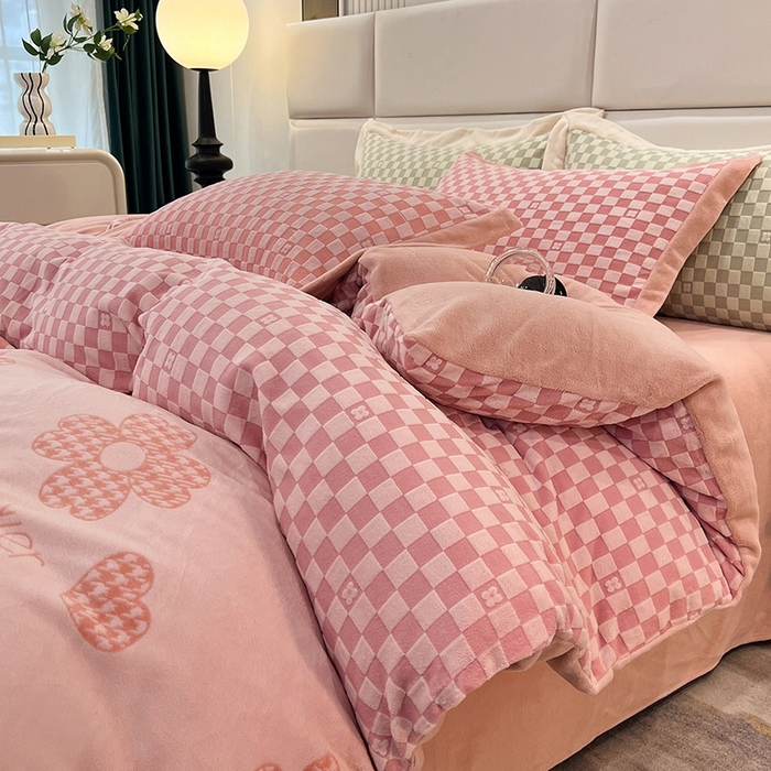 91家纺网 家纺一手货源 找家纺 花香四季家纺 2025新款全消光工艺320克牛奶绒四件套 棋盘格-粉