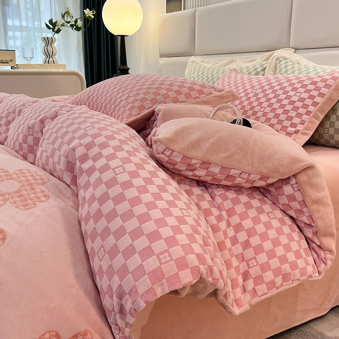 91家纺网 家纺一手货源 找家纺 花香四季家纺 2025新款全消光工艺320克牛奶绒四件套 棋盘格-粉