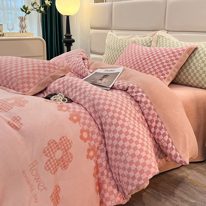 91家纺网 家纺一手货源 找家纺 花香四季家纺 2025新款全消光工艺320克牛奶绒四件套 棋盘格-粉