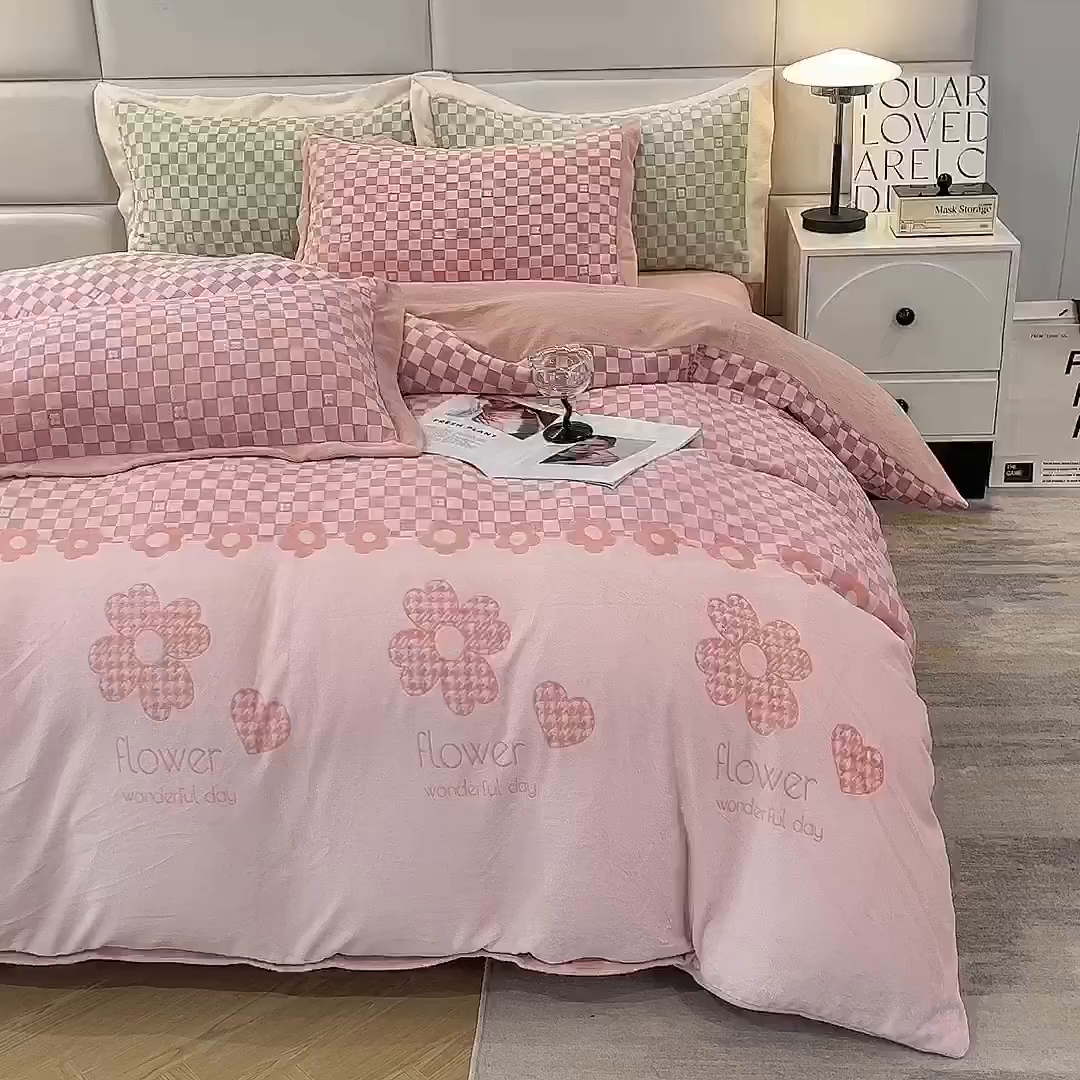 91家纺网 家纺一手货源 找家纺 花香四季家纺 2025新款全消光工艺320克牛奶绒四件套 棋盘格-粉