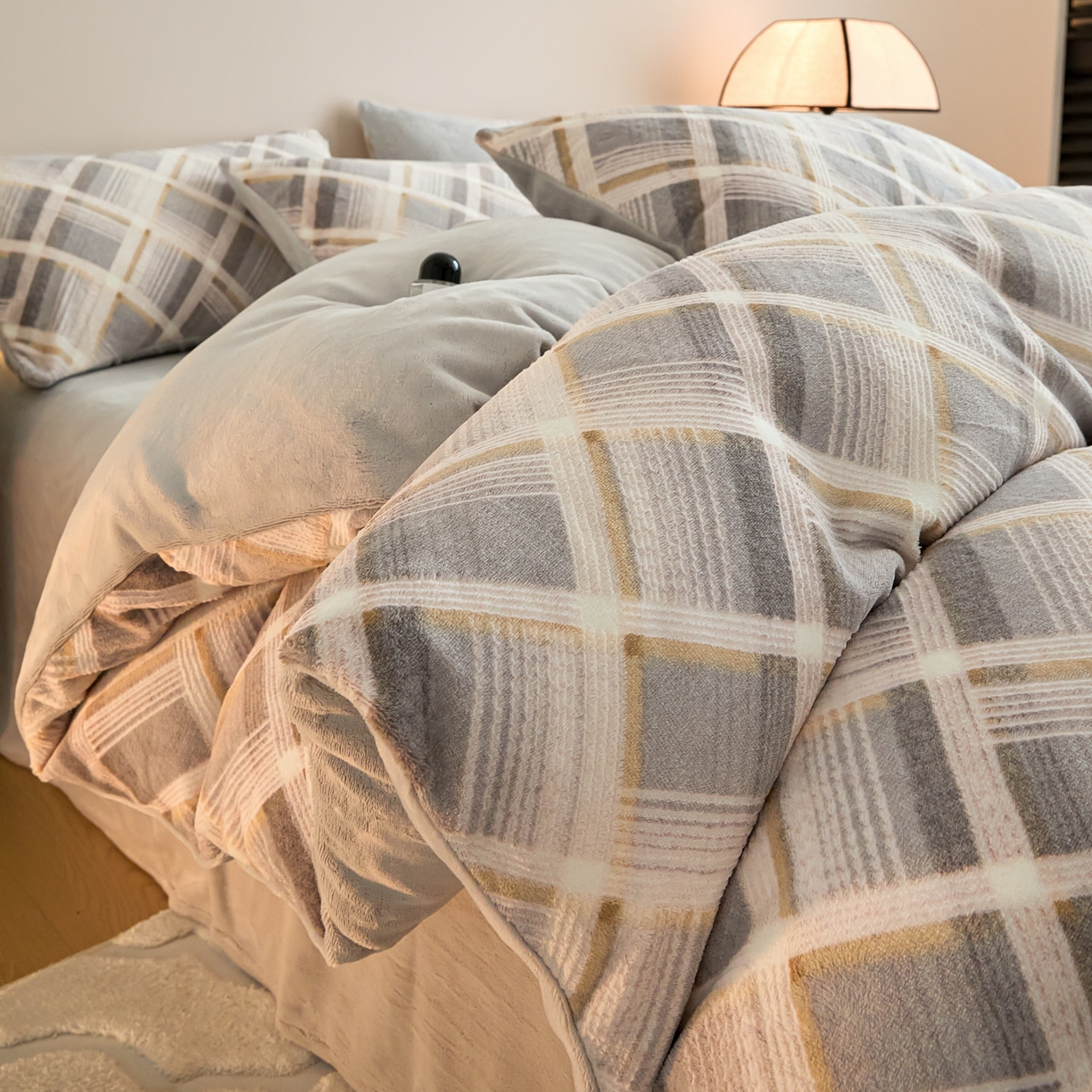 91家纺网 家纺一手货源 找家纺 言一 2025新款A类全消光超柔260G保暖加厚立体雕花牛奶绒四件套 沁暮-灰