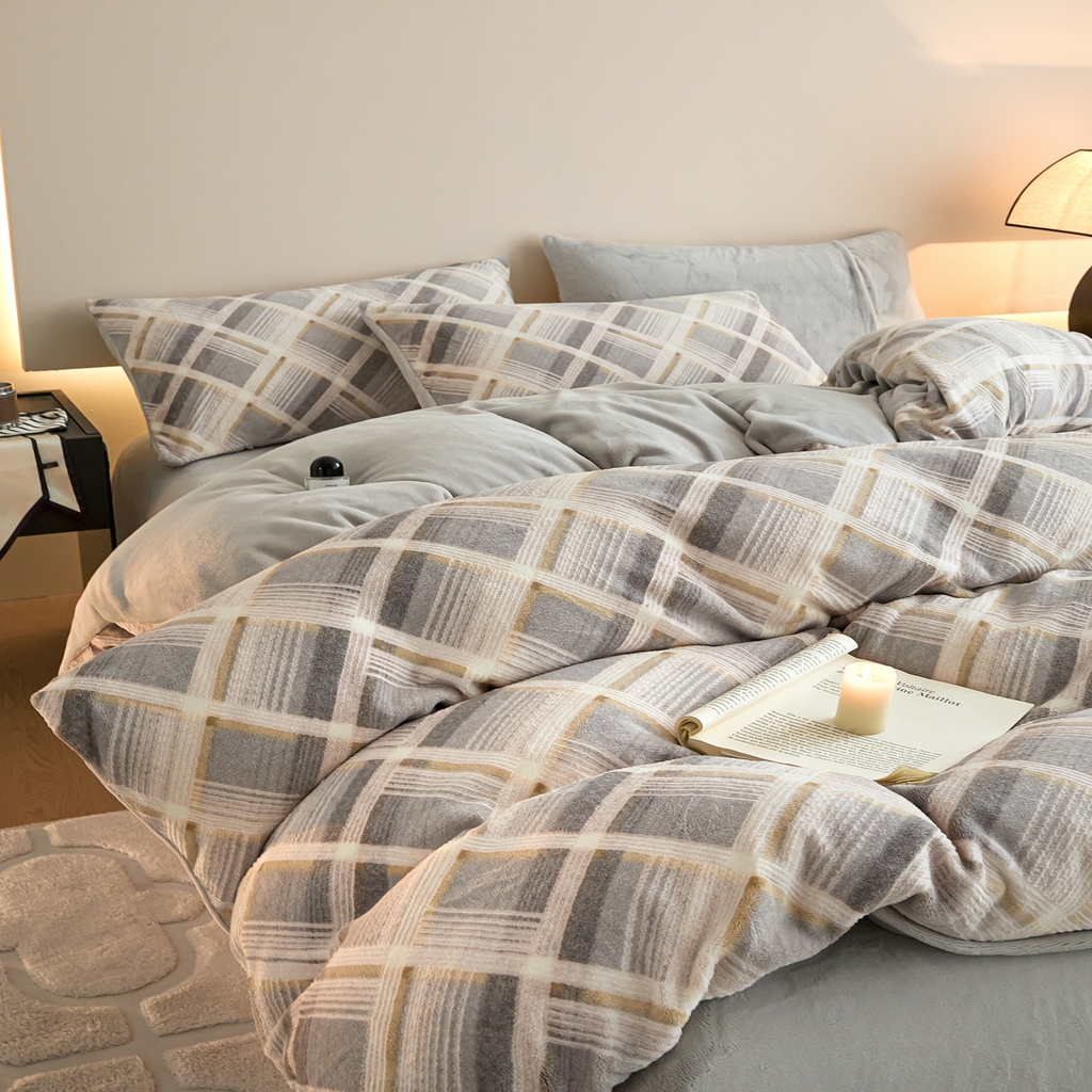 91家纺网 家纺一手货源 找家纺 言一 2025新款A类全消光超柔260G保暖加厚立体雕花牛奶绒四件套 沁暮-灰