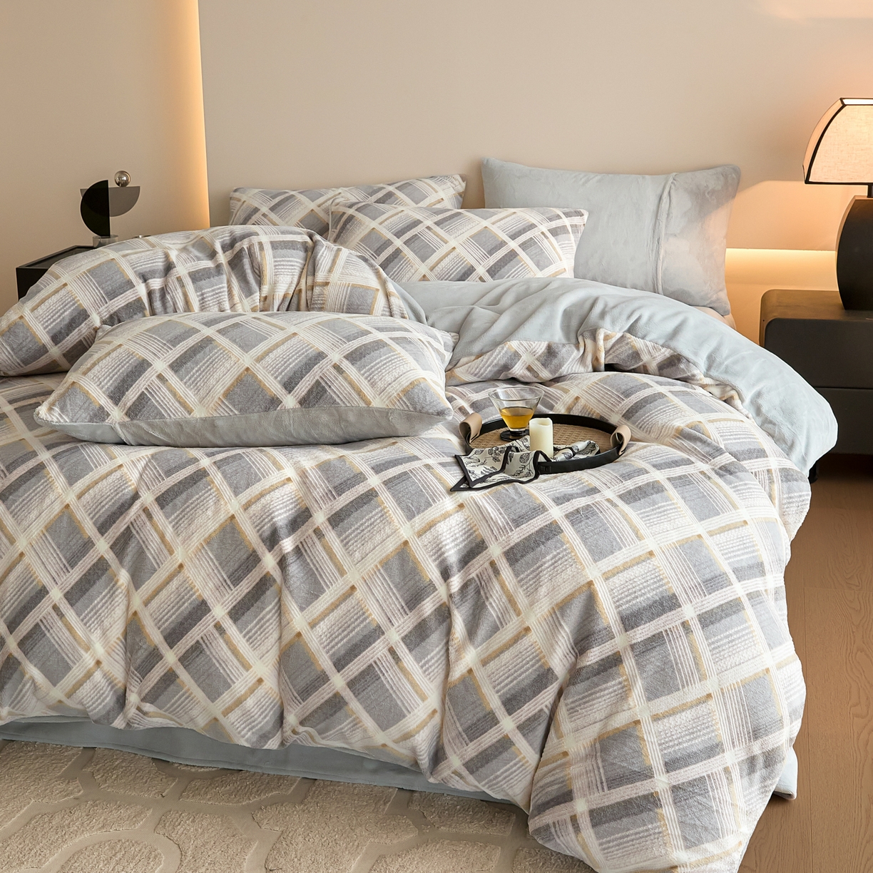 91家纺网 家纺一手货源 找家纺 言一 2025新款A类全消光超柔260G保暖加厚立体雕花牛奶绒四件套 沁暮-灰