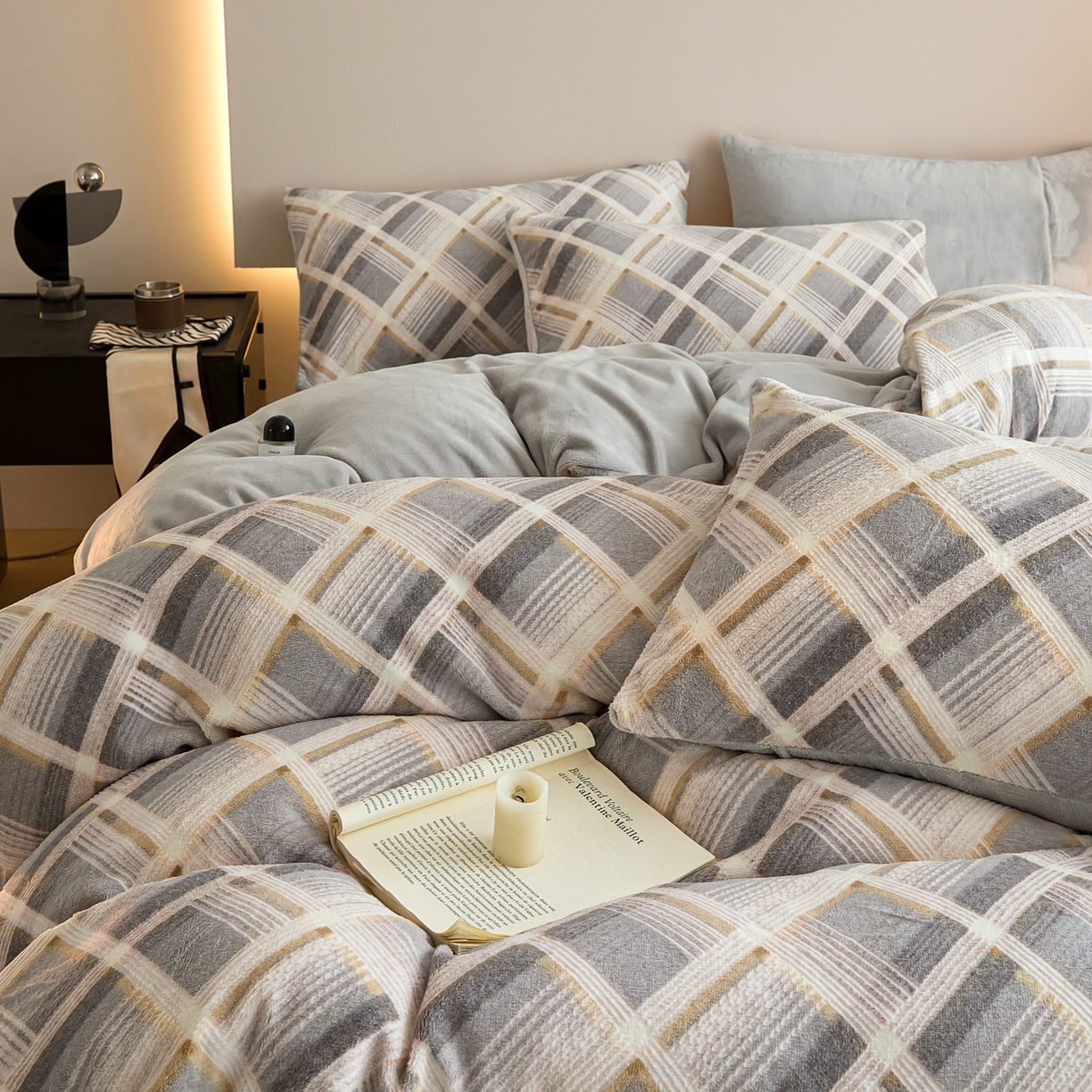 91家纺网 家纺一手货源 找家纺 言一 2025新款A类全消光超柔260G保暖加厚立体雕花牛奶绒四件套 沁暮-灰