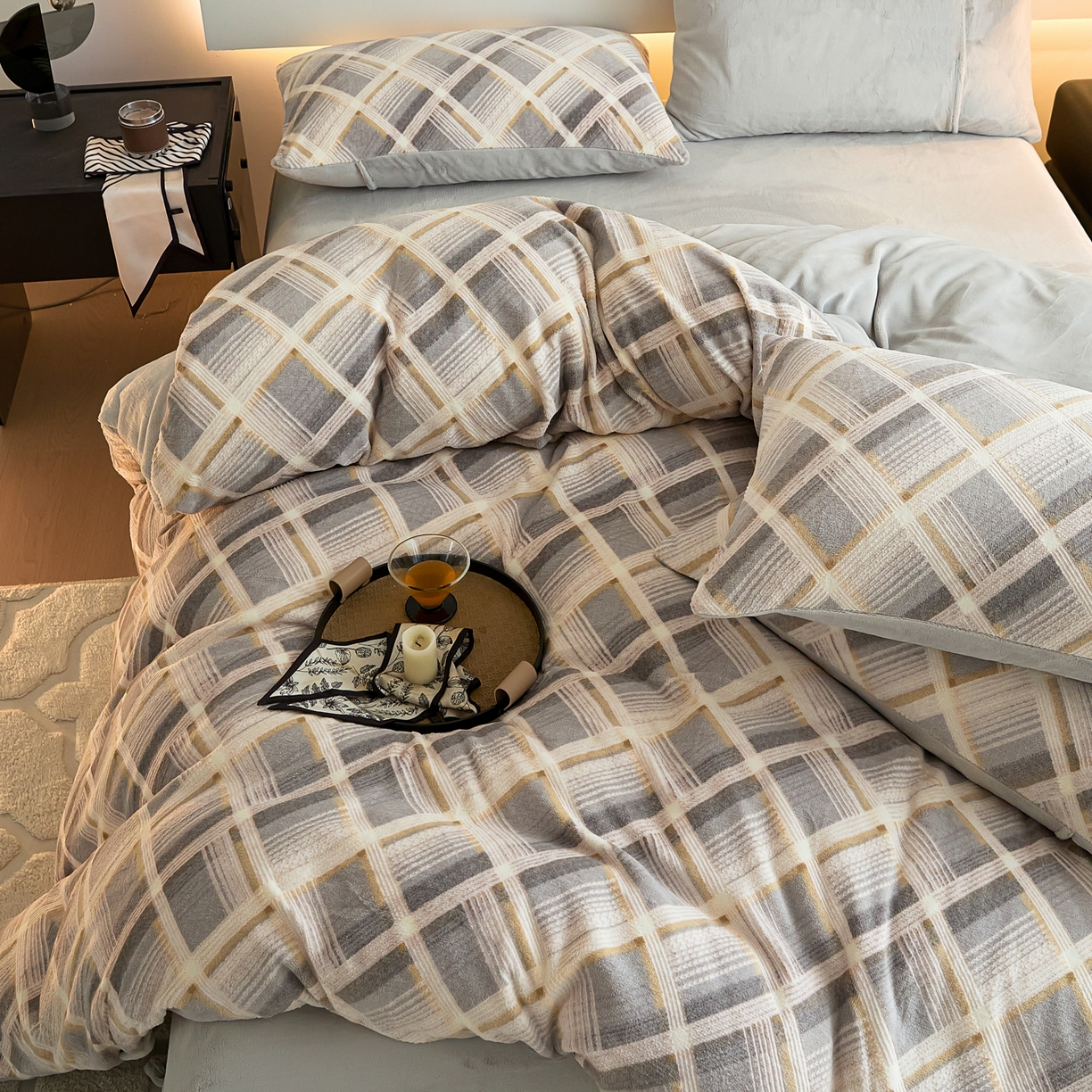 91家纺网 家纺一手货源 找家纺 言一 2025新款A类全消光超柔260G保暖加厚立体雕花牛奶绒四件套 沁暮-灰