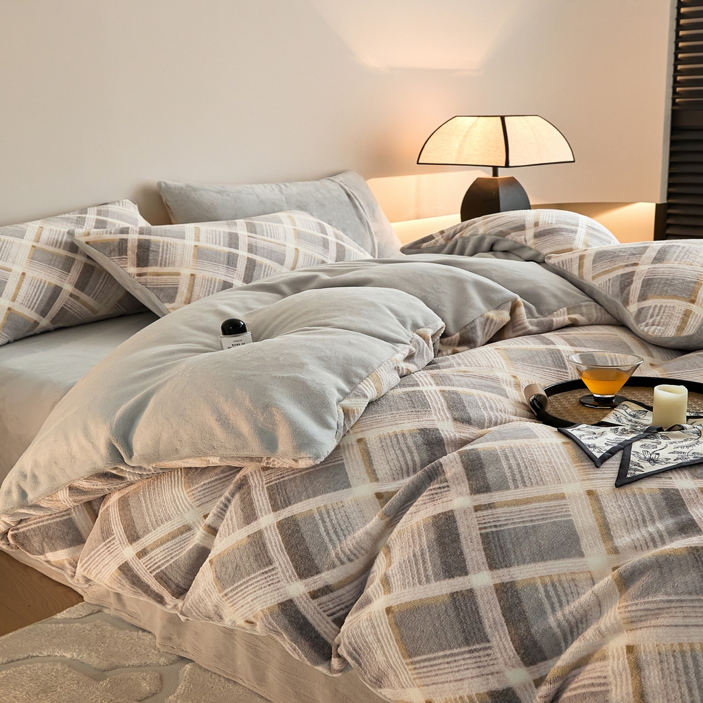 91家纺网 家纺一手货源 找家纺 言一 2025新款A类全消光超柔260G保暖加厚立体雕花牛奶绒四件套 沁暮-灰