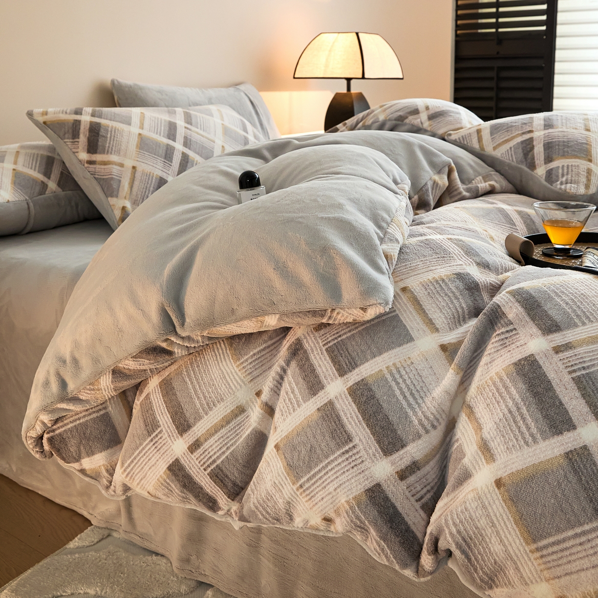 91家纺网 家纺一手货源 找家纺 言一 2025新款A类全消光超柔260G保暖加厚立体雕花牛奶绒四件套 沁暮-灰