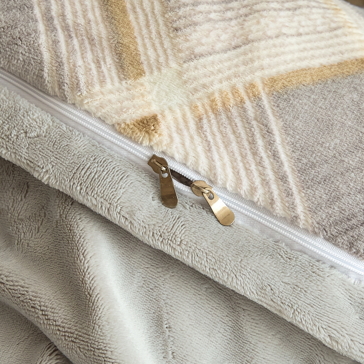 91家纺网 家纺一手货源 找家纺 言一 2025新款A类全消光超柔260G保暖加厚立体雕花牛奶绒四件套 沁暮-灰