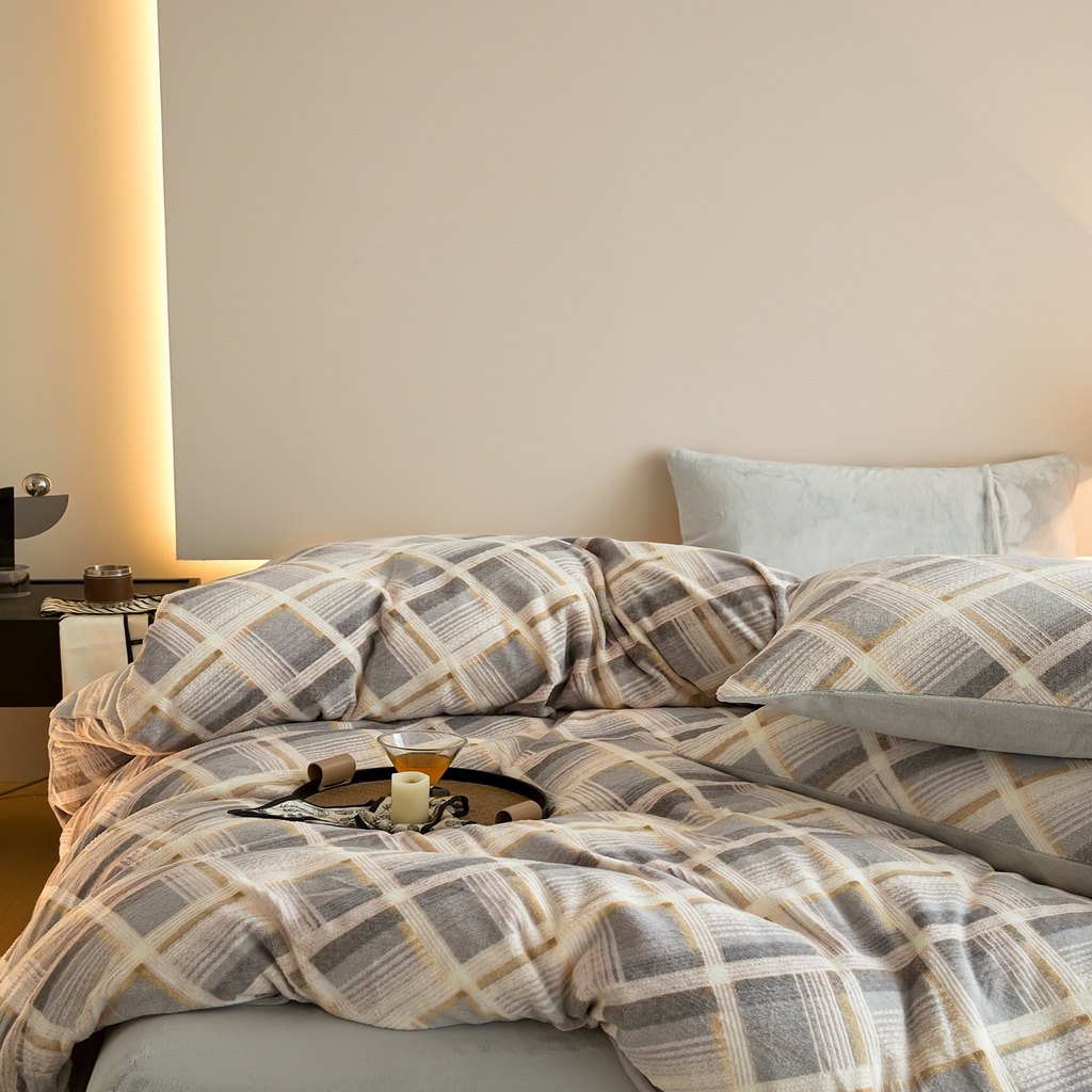 91家纺网 家纺一手货源 找家纺 言一 2025新款A类全消光超柔260G保暖加厚立体雕花牛奶绒四件套 沁暮-灰