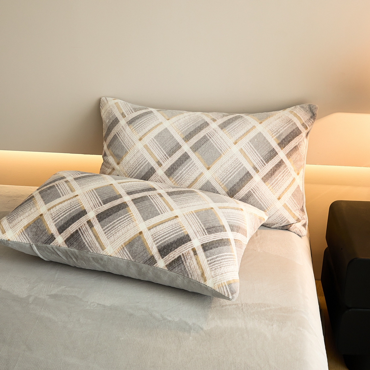 91家纺网 家纺一手货源 找家纺 言一 2025新款A类全消光超柔260G保暖加厚立体雕花牛奶绒四件套 沁暮-灰