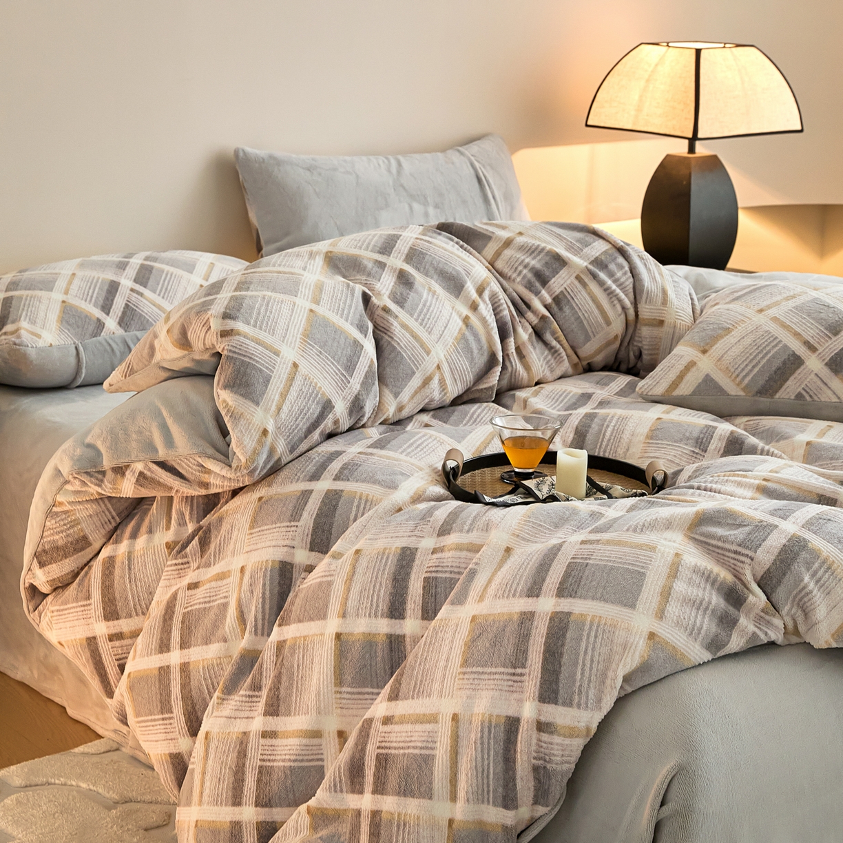 91家纺网 家纺一手货源 找家纺 言一 2025新款A类全消光超柔260G保暖加厚立体雕花牛奶绒四件套 沁暮-灰