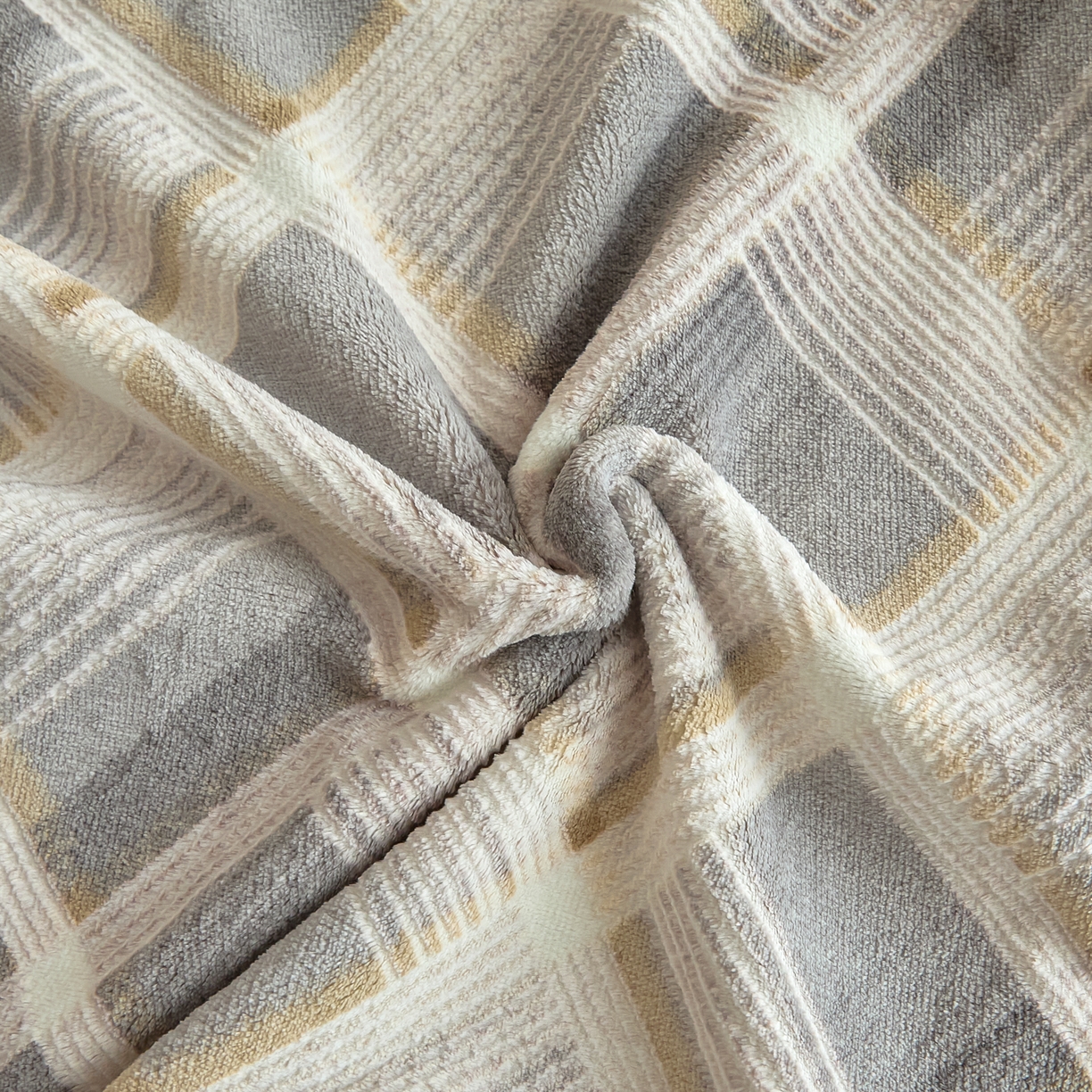 91家纺网 家纺一手货源 找家纺 言一 2025新款A类全消光超柔260G保暖加厚立体雕花牛奶绒四件套 沁暮-灰