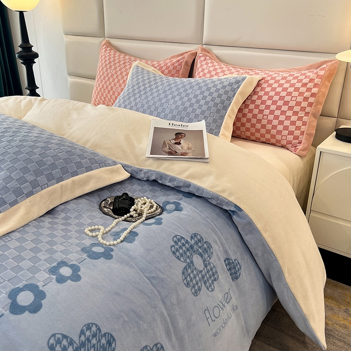 91家纺网 家纺一手货源 找家纺 花香四季家纺 2025新款全消光工艺320克牛奶绒四件套 棋盘格-蓝